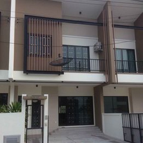 ขายบ้านวิวสระว่ายน้ำสระใหญ่มากทาวน์โฮมสไตล์โมเดิร์นหรู พื้นที่ 31 ตารางวา 3 ห้องนอน 3 หัองน้ำ 2 ที่จอดรถ (พื้นที่ใช้สอย 177 ตารางเมตร)ที่จอดรถ 2 คัน พร้อมลานซักล้าง พร้อมเฟอร์นิเจอร์ ????แอร์ 2 เครื่อง ,????ห้องนอน 2 ห้อง ,????ชุดครัว ????โซฟา ????โต๊ะทานข้าว ???? ทีวี ตู้เย็น เครื่องทำน้ำอุ่น เหล็กดัด ผ้าม่าน มีระบบรักษาความปลอดภัย 24 ชั่วโมงด้วยระบบคีย์การ์ด มีสปอร์ตคลับ และสระว่�