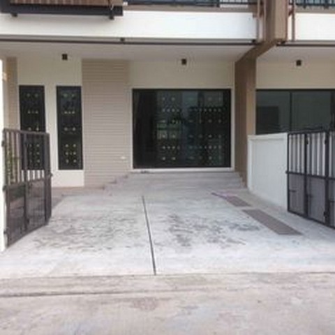 ทาวน์โฮมสไตล์โมเดิร์นหรูวิวสระว่ายน้ำสระใหญ่มาก พร้อมลานซักล้าง พร้อมเฟอร์นิเจอร์