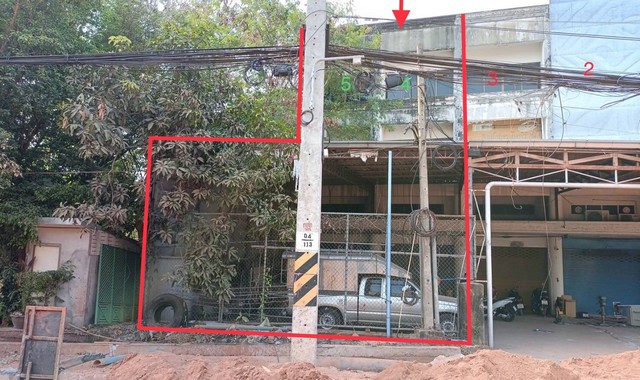   รายละเอียดเพิ่มเติม Code ID : PKK04-04739  ราคาขาย  4,072,000 บาท- ขนาดพื้นที่ :  57.20 ตร.ว. - พื้นที่ใช้สอย :  300.00 ตร.ม. - จำนวนห้อง :   2 ห้องนอน 4 ห้องน้ำ - ที่จอดรถ :   1    คัน- บ้านหันทางทิศ : ตะวันออกเฉียงใต้  พิกัดทรัพย์ : https://maps.app.goo.gl/ZnNwTt55WaY1VdBfA    สถานที่ใกล้เคียง- ใกล้เซฟ ซุปเปอร์มาร์เก็ต- ใกล้แม็คโคร สุราษฎร์ธานี - ใกล้ศูนย์สุขภาพชุมชนโพธาวาส- ใกล้รพ.สุราษฎร์ธานี   ตลาดดอนนก สอบถามเพิ่มเติม/นัดชมโทร. 097-419-5982(พ