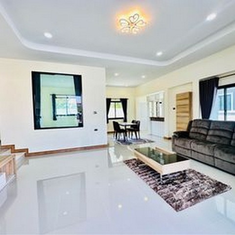 ????ขายบ้านใหม่ ???? #หมู่บ้านพานาปาร์คพานทอง ใกล้อมตะ เฟส8,9 ตกแต่งสวยพร้อมของแถม‼️อีกมากมาย ต.หนองหงษ์ อ.พานทอง จ.ชลบุรี????มีบริเวณเดินรอบบ้านได้ หลังใหญ่ สวย น่าอยู่ ร่มรื่น ถนนในโครงกว้างมากค่ะ????????เนื้อที่ 63ตร.ว. ตกแต่งสวยงามมาก พร้อมอยู่ ????3ห้องนอน 2ห้องน้ำ 1ห้องครัวแถมฟรี‼️1. ติดตั้งห้องนอนใหญ่ 2. แอร์ ห้องนอนใหญ่ 1เครื่อง3. ผ้าม่าน  4. ถังน้ำ 5. ปั้มน้ำ6. เดินท่อกำจัดปลว