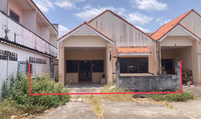 รายละเอียดเพิ่มเติมCode ID : PKK03-05206ราคาขาย           1,927,000 บาท- ขนาดพื้นที่ :    97.50 ตร.ว - พื้นที่ใช้สอย :     250 ตร.ม- จำนวนห้อง :   8 ห้องนอน 4 ห้องน้ำ - ที่จอดรถ :   1-2 คัน- ทาวน์เฮ้าส์  :      1 ชั้น- ทาวน์เฮ้าส์หันทางทิศ : -- อายุอาคาร :     20 ปีพิกัดทรัพย์ :       https://maps.app.goo.gl/tqdKyCXUDRgddNcG6สถานที่ใกล้เคียง- ใกล้โลตัส โกเฟรช ซูเปอร์มาร์เก็ต เหนือคลอง- ใกล้โลตัส กระบี่- ใกล้โรงพยาบาลเหนือคลอง- ใกล้วัดเหนือคลองวนารามสอบถาม�