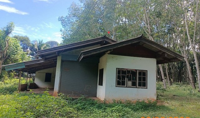 รายละเอียดเพิ่มเติมCode ID : PKK02-10728ราคาขาย         1,086,000 บาท- ขนาดพื้นที่ :  173.20  ตร.ว (1 งาน / 73.20 ตร.ว)- พื้นที่ใช้สอย :   143.50 ตร.ม- จำนวนห้อง :   3 ห้องนอน 2 ห้องน้ำ- ที่จอดรถ :  1-2 คัน- บ้านเดี่ยว :    1 ชั้น- บ้านเดี่ยวหันทางทิศ : -- อายุอาคาร : 16 ปีพิกัดทรัพย์ :      https://maps.app.goo.gl/niLqtDSJSL79ef2m7สถานที่ใกล้เคียง- ใกล้ตลาดโรงเกลือ & อ่าวลึก- ใกล้โลตัส โกเฟรช ซูเปอร์มาร์เก็ต อ่าวลึก- ใกล้บิ๊กซีมินิ อ่าวลึก- ใกล้โรงพยาบาลอ่าว�