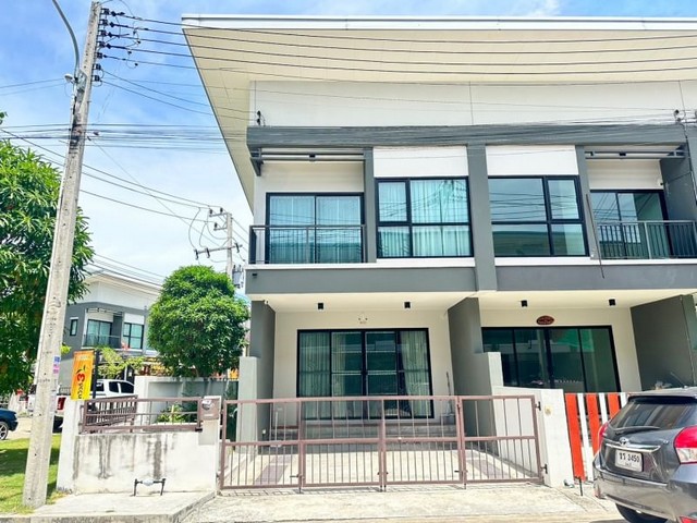 ????ขาย????ทาวน์เฮ้าส์ 2 ชั้น สภาพใหม่มากทำเลดี หัวมุมติดสวน ถนนกว้างขวาง บ้านใหม่มาก สไตล์โมเดิร์น ทันสมัย ออกแบบให้โล่ง โปร่งสบาย ถนนภายในโครงการกว้างขวาง มีสวนสวยภายในโครงการ#รับโคงานกับเอเจ้นทุกรายนะคะที่ตั้ง : หมู่บ้านพาร์ควิวล์ 3 ถนนชลบุรี-พัทยา ตำบลบึง อำเภอศรีราชา จังหวัดชลบุรี▪ รายละเอียด- ทาวน์เฮ้าส์ 2 ชั้น เนื้อที่ 28.9 ตารางวา - พื้นที่ใช้สอย 170 ตารางเม�