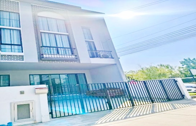 ประชาอุทิศ90 ด่วน ให้เช่าบ้านใหม่2ชั้น โรงเรียนสารสาสน์วิเทศศึกษา 22ตรว. 152ตรม.12,999 4นอน 3น้ำ 3จอดรถ 4แอร์Sarasas Witaed Suksa School 22sq.wa.  Pracha Uthit90 Urgent new 2-story house for rent. 152sqm. 12,999 4bed 3bath 3parking 4A/C.ซ.ประชาสามัคคี ถ.ประชาอุทิศ 90 ตำบลบ้านคลองสวน อำเภอพระสมุทรเจดีย์ สมุทรปราการ 102904 ห้องนอน3 ห้องน้ำ3 จอดรถ4 แอร์สถานที่ใกลเคียงสตรีทมาร์เก็ตตลาดรวยมาร์เก็ต​ ( 1 กม. ) โรงเรียนสารสาสน์วิเทศศึกษา ( 1 กม. )โรงเรียนสารสาสน์ประชา