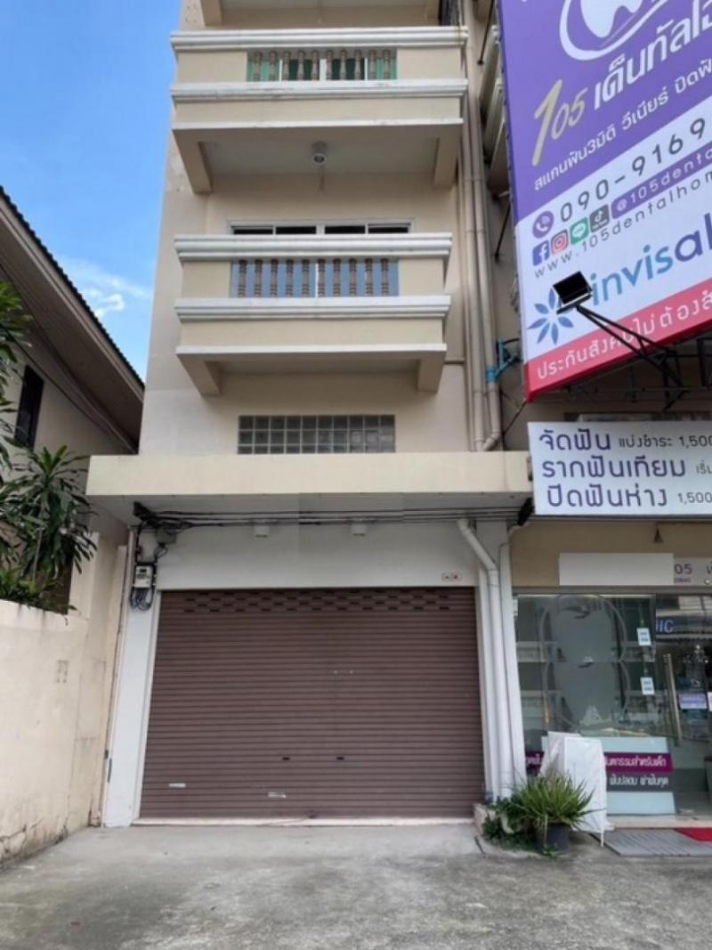 ให้เช่าอาคารพาณิชย์ 4 .5 ชั้น ซอยลาซาล ใกล้สถานีรถไฟฟ้า BTS แบริ่ง ประมาณ 264 ตร.ม.  มีห้องน้ำ 4 ห้อง พร้อมดาดฟ้า 