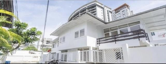 ให้เช่าบ้านเดี่ยว 2 ชั้น ซอยร่วมฤดี ใกล้บีทีเอสเพลินจิต ใกล้อาคารมหาทุน ใกล้โบสถ์มหาไถ่ ทำเลกลางใจเมือง เดินทางสะดวก ( รับสัตว์เลี้ยง )ราคาเช่า 68,000 บาท / เดือน ( สัญญาขั้นต่ำ 1 ปี ประกัน 2 เดือน ล่วงหน้า 1 เดือน )ที่ตั้ง ถนนเพลินจิต แขวงลุมพินี เขตปทุมวัน กรุงเทพมหานคร 10330ติดต่อ : คุณภัสพงณ์ 063-409-8164Line : deedaa23พื้นที่ใช้สอย 300 ตารางเมตร จำนวน 2 ชั้น 5 ห้องนอน 4 ห้องน้ำบ้านพื้นที่ใช