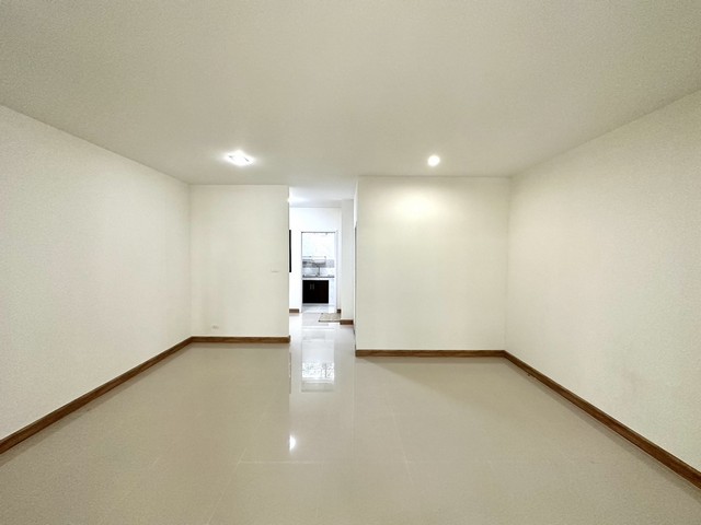 FOR SALE ทาวน์เฮาส์ คาซ่าซิตี้ประชาอุทิศ 90 2850000 B. 3 BEDROOM ใหญ่ขนาด 0 RAI 0 งาน 19 ตารางวา ใกล้ โรงเรียนสารสาสน์วิเทศศึกษา ราคานี้ดีสุดในย่าน