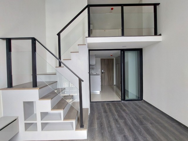 ขายห้องชุด โครงการ Knightsbridge Space Ratchayothin ห้อง duplex เพดานสูง 4.2 เมตร ห้องใหม่ ไม่เคยเข้าอยู่เพียง 20 ก้าวถึง ฺBTS สถานีพหล 24  วิวรถไฟฟ้า ไม่ block วิว ชั้น 14ขนาดพื้นที่ตามโฉนด 26.86 ตรม (ชั้นลอย 10 ตรม.) รวมพื้นที่ใช้สอยจริงที่ 37.86 ตรม.ราคา 4.98 ลบ. Knightsbridge space รัชโยธิน คอนโด High Rise 33 ชั้น 1 อาคาร สูงสุดในย่านรัชโยธิน ติด BTS พหล 24สิ่งอำนวยความสะดวก : - Lobby - EV changer- ห้องประชุม- Working space- สวนส่วนกลาง - Rooftop (สวนบนชั้นดาดฟ้า)- ส�