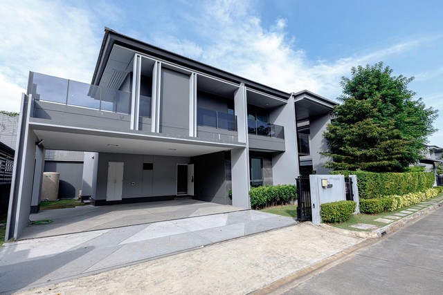 รหัส# TO905 ขายบ้านหรู 2 ชั้น 82.2 ตรว. โครงการเศรษฐสิริ กรุงเทพกรีฑา 2 ขนาด 82.20 ตรว. แปลงติดสวน ตกแต่งบิ้วอินพร้อมอยู่ *** ราคาขาย 26.9 ล้านบาท (ลดจาก 29.9 ลบ)Setthasiri-Krungthep Kreetha 2 ประเภท : บ้านเดี่ยว 2 ชั้นขนาดที่ดิน : 82.20 ตรว.พื้นที่ใช้สอย : 273 ตรม.4 ห้องนอน 5 ห้องน้ำ 1 ห้องแม่บ้านจอดรถ : 3 คัน ทิศบ้าน : ใต้ความสูงจากพื้นถึงฝ้า 2.70 เมตรแปลงติดสวน บ้านพร้อมอยู่ ของแถมฟรี ! (มูลค่ารวมกว่า 4 ล้าน) - ตกแต่งภายใน 