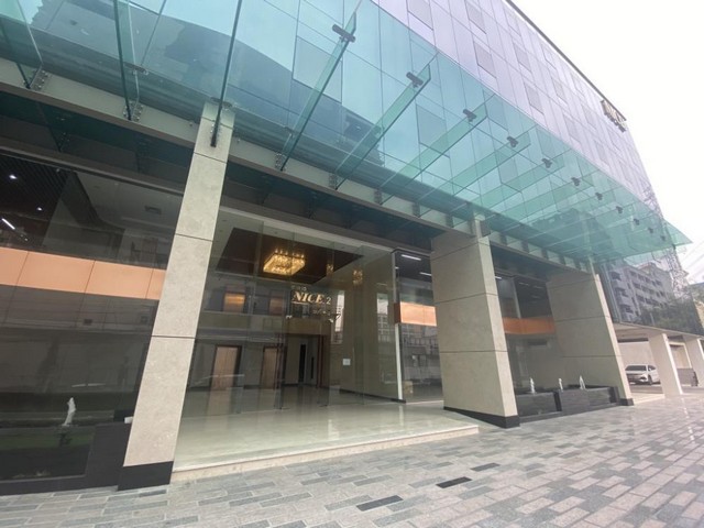 รหัส# SA068 ให้เช่าพื้นที่สำนักงาน 1000 ตารางเมตร ชั้น 3 พร้อมอุปกรณ์สำนักงาน ย่านรัชดา ใกล้ MRT สุทธิสาร***  ราคาเช่า 480,000 บาท/เดือนพื้นที่สำนักงาน ชั้น 3 พร้อมอุปกรณ์สำนักงาน ย่านรัชดา ใกล้ MRT สุทธิสารพื้นที่ใช้สอย 1,000 ตร.ม.ตกแต่งแล้ว พร้อมกั้นห้องห้องทำงานเล็ก 28 ห้องห้องทำงานใหญ่ 8 ห้องห้องประชุมเล็ก 3 ห้องห้องประชุมใหญ่ 1 ห้องห้องทานอาหาร 1 ห้องเครื่องปรับอากาศ ครบทุกห้อง�