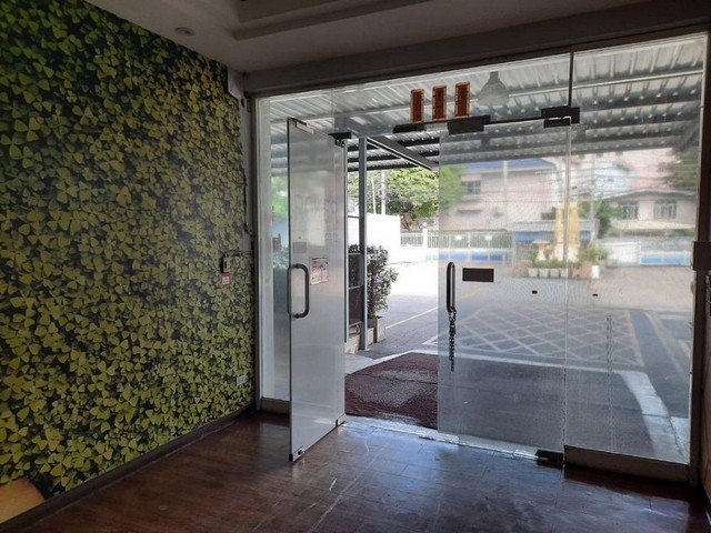 รหัส# SA067 ให้เช่าอาคารสำนักงาน 2 ชั้น พื้นที่ใช้สอยรวม 2400 ตารางเมตร ย่านรามอินทรา - วัชรพล แนวรถไฟฟ้าสายสีชมพู***  ราคาเช่า 190,000 บาท/เดือนพื้นที่ทั้งหมด ประมาณ 600 ตารางวาอาคาร 2 ชั้น พื้นที่ใช้สอย::=> ชั้นล่างประมาณ 1,600 ตารางเมตร=> ชั้นบนประมาณ 800 ตารางเมตรจอดรถได้ประมาณ 20-30 คัน (แล้วแต่จัดสรร)การเดินทางรถยนต์ - ใกล้ทางพิเศษฉลองรัฐ (ลงรามอินทรา ตรงเข้าวัชรพลอีก ประมาณ 5 นาที)ร�