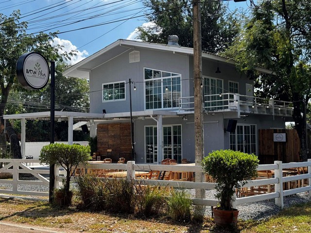 ที่ดินพร้อมสิ่งปลูกสร้างติดน้ำเป็นร้านค้าขายได้ คาเฟ่ ร้านอาหารทำเลดีใกล้เมือง