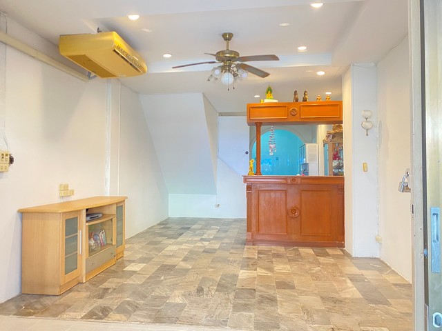 ขายทาวน์เฮ้าส์ 3ชั้น หมู่บ้านสินทวีแกรนด์ วิลเลจ พระราม 2 พื้นที่ 16.5 ตร.วา (3 นอน 3 น้ำ) เพียง 2.0 ลบ.