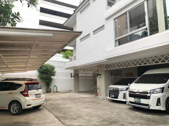ให้เช่าทาวน์โฮม ใกล้BTSพร้อมพงษ์ ย่านสุขุมวิท 24 พื้นที่ใช้สอย 300 ตรม. 4 ห้องนอน 5 ห้องน้ำ ติดสวนเบญจสิริ  มีที่จอดรถ ตกแต่งเฟอร์ครบ