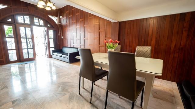 EPL-HR2890 ให้เช่าทาวน์โฮม 4 ชั้น ย่านเอกมัย-ทองหล่อ พื้นที่ ประมาณ 350 ตรม 5 ห้องนอน 4 ห้องน้ำ ตกแต่งแล้ว ขนาด 24 ตร.วา ไม่ไกลจากBTS