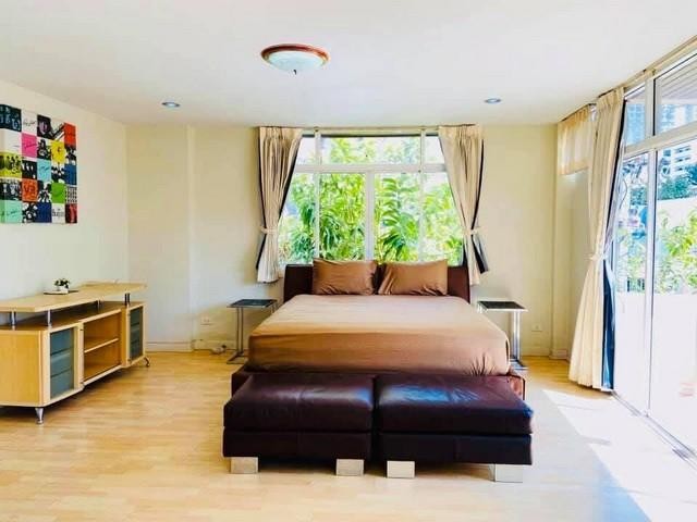 C4141 ให้เช่าบ้านเดี่ยว 4 ชั้น ซอยสุขุมวิท 31 รีโนเวทใหม่ ตกแต่งพร้อมเฟอร์นิเจอร์ ย่านพร้อมพงษ์ใกล้ BTS พร้อมพงษ์ ใกล้Emporiumเนื้อที่ 40 ตรว. พื้นที่ใช้สอยประมาณ 350 - 400 ตรม. 4 ห้องนอน 5 ห้องน้ำ ห้องแม่บ้าน 2 ที่จอดรถสนใจนัดชมติดต่อ รหัสประกาศC4141คุณเฟลม  0638956397ID line : 0638956397: https://line.me/ti/p/LTVhEi9gAFC4141 ให้เช่าบ้านเดี่ยว 4 ชั้น ซอยสุขุมวิท 31 รีโนเวทใหม่ ตกแต่งพร้อมเฟอร์นิเจอร์ ย่านพร้อมพงษ์ใกล้ BTS พร้อมพ