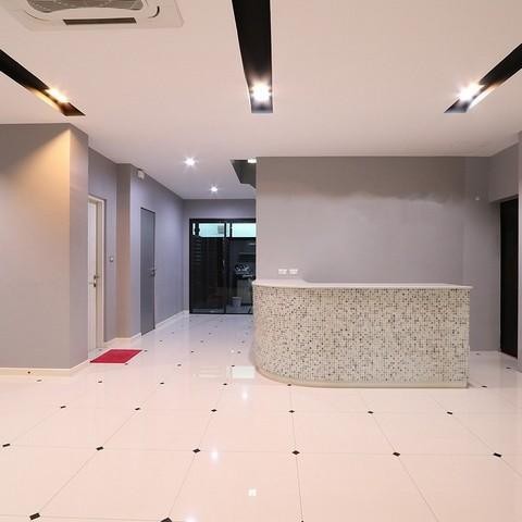 C4126 ขายโฮมออฟฟิศ 4 ชั้น โครงการดิสทริค เอกมัย-รามอินทรา ตกแต่งเฟอร์นิเจอร์ และระบบภายในพร้อมใช้งาน ใกล้เลียบด่วน