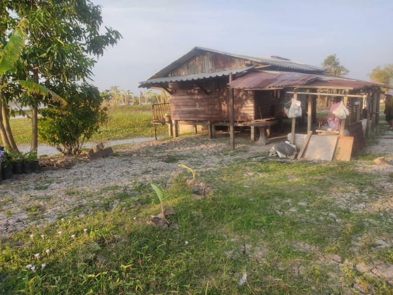 ##ขายที่ดินเปล่า 3 ไร่ (บางจัก,อ่างทอง)โซน บางจัก, อ่างทอง•ลักษณะโดยทั่วไป- ขายที่ดินเปล่า พร้อมสิ่งปลูกสร้าง มีทางเข้าออกเชื่อมเส้นทางสายหลัก- ที่ตั้ง : ตำบลบางจัก อำเภอวิเศษชัยชาญ จังหวัดอ่างทอง - เนื้อที่ขนาด 3 ไร่ หน้ากว้าง 61 เมตร ลึก 78 เมตร- เหมาะสำหรับทำเกษตร, สร้างบ้าน หรือสร้างรีสอร์ท หรือพัฒนาที่ดินเพื่อทำกำไร- ใกล้แหล่งชุมชน, โรงเรียน, สถานีตำรวจ, โรงพยา�