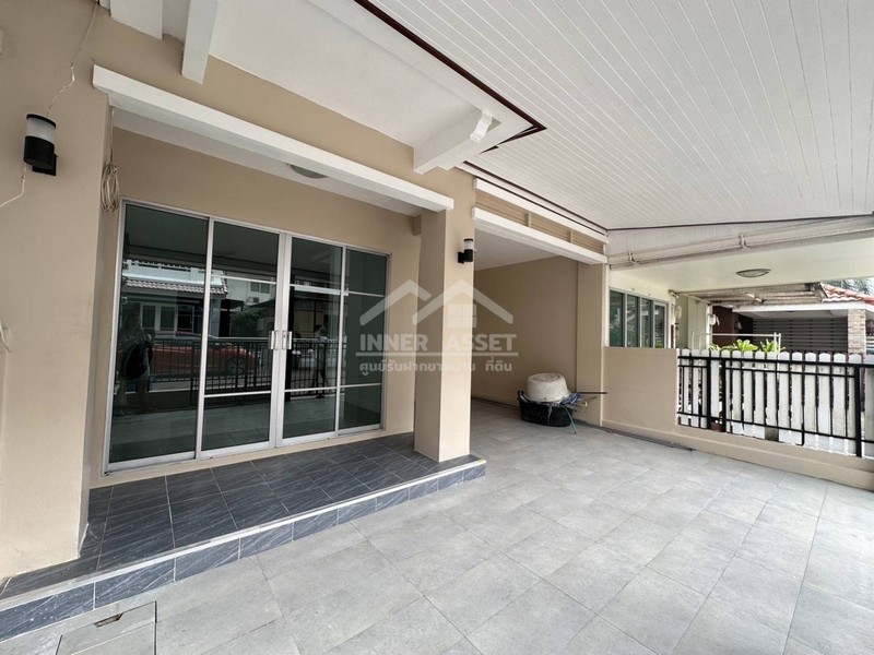 เดอะ วิลล่ารัตนาธิเบศร์​( ท่าอิฐ​ )​ใกล้รถไฟฟ้าสายสีม่วง18  ตร.ว. 3 นอน 2 น้ำ 1  ที่จอดรถพร้อมแอร์​  ครัวบิ้วอิน​  ปั้มน้ำ​แท้งค์​น้ำ​      ราคา​ 2,390,000​บาท​จุดเด่นของโครงการ * โครงการตั้งอยู่ใกล้รถไฟฟ้าสายสีม่วง สถานีท่าอิฐ และจุดขึ้นลงทางด่วนขั้นที่ 2 (งามวงศ์วาน)* การเดินทางสะดวกสบายด้วยถนนขนาด 10 ช่องจราจร, สะพานพระนั่งเกล้าใหม่ และถนนราชพฤกษ์ เข้าสู่ศูนย์กลางย่านธ