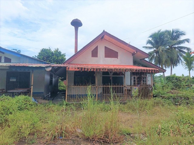 รายละเอียดเพิ่มเติมCode ID : PKK02-12706ราคาขาย          4,771,000 บาท- ขนาดพื้นที่ :    8,225 ตร.ว (20 ไร่ / 2 งาน / 25 ตร.ว)- พื้นที่ใช้สอย :  153 ตร.ม- จำนวนห้อง :     3 ห้องนอน 1 ห้องน้ำ- ที่จอดรถ :     1-2 คัน- บ้านเดี่ยว :       1 ชั้น- บ้านเดี่ยวหันทางทิศ : -- อายุอาคาร :   28 ปีพิกัดทรัพย์ :       https://maps.app.goo.gl/ki7Gm3Ezzm2FG51C7สถานที่ใกล้เคียง- ใกล้ตลาดนัดเทศบาลตำบลนาเมืองเพชร - ใกล้โลตัส โกเฟรช นาเมืองเพชร ตรัง- ใกล้โรงเรียนบ้านนาเมืองเพชร - ใกล�