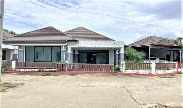 รายละเอียดเพิ่มเติมCode ID : PKK02-12626ราคาขาย    3,024,000 บาท- ขนาดพื้นที่ :    61.10 ตร.ว- พื้นที่ใช้สอย :  158.50 ตร.ม- จำนวนห้อง :     3 ห้องนอน 3 ห้องน้ำ- ที่จอดรถ :     1-2 คัน- บ้านเดี่ยว :    1 ชั้น- บ้านเดี่ยวหันทางทิศ : -- อายุอาคาร : 8 ปีพิกัดทรัพย์ :       https://maps.app.goo.gl/yG2uqc3QQXyDN9yw6สถานที่ใกล้เคียง- ใกล้แม็คโคร ตรัง- ใกล้โลตัส ตรัง- ใกล้บิ๊กซี ซูเปอร์เซ็นเตอร์ ตรัง - ใกล้วัดสาริการามสอบถามเพิ่มเติม/นัดชมโทร. 097-419-5982(พลอย)โทร. 