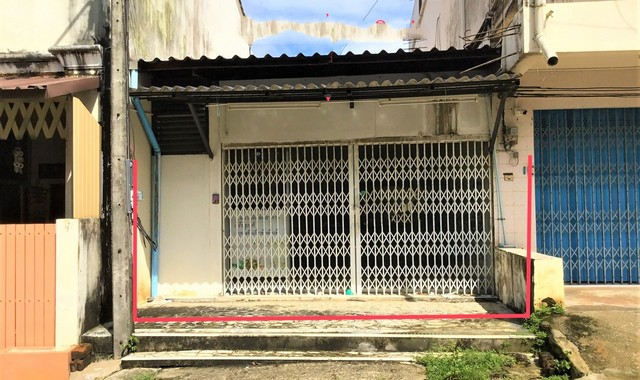 รายละเอียดเพิ่มเติมCode ID :  PKK02-10181ราคาขาย        2,848,000 บาท- ขนาดพื้นที่ :   129.50 ตร.ว (1 งาน / 29.50 ตร.ว)- พื้นที่ใช้สอย :     111.20 ตร.ม- จำนวนห้อง :    1 ห้องนอน 1 ห้องน้ำ- ที่จอดรถ :    1-2 คัน- บ้านเดี่ยว :      1 ชั้น- บ้านเดี่ยวหันทางทิศ : -- อายุอาคาร :    32 ปีพิกัดทรัพย์ :    https://maps.app.goo.gl/XYkVRqZkadUkTYTx9สถานที่ใกล้เคียง- ใกล้บิ๊กซี ซูเปอร์เซ็นเตอร์ ตรัง - ใกล้วัดคลองน้ำเจ็ด- ใกล้โรงเรียนตรังอังสนาบริบาล- ใกล้โรงเรียนอนุบาลตรั