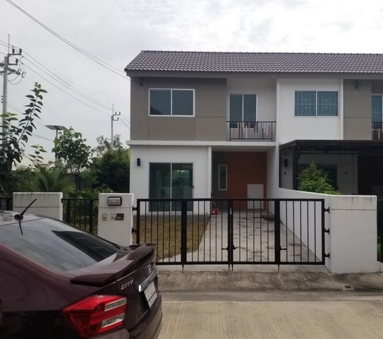  รายละเอียดเพิ่มเติม Code ID : PSC00623  ราคาขาย 2,700,000  บาท- ขนาดพื้นที่ :   42.50 ตร.ว.- พื้นที่ใช้สอย :  95.00 ตร.ม. - จำนวนห้อง :  2 ห้องนอน 2 ห้องน้ำ - ที่จอดรถ :   1    คันพิกัดทรัพย์ :  https://maps.app.goo.gl/PBP78EuWb6anAwL18    สถานที่ใกล้เคียง- ใกล้  เซ็นทรัล เวสต์เกต- ใกล้  บิ๊กซี เอ็กซ์ตร้า บางใหญ่- ใกล้  ตลาดนัดแสงจันทร์ถาวร- ใกล้  โรงพยาบาลบางใหญ่สอบถามเพิ่มเติม/นัดชมโทร. 097-419-5982(พลอย)โทร. 096-932-4624(ออมสิน)Line : @panaya (มี@ด้านหน้า)ปรึกษาส�