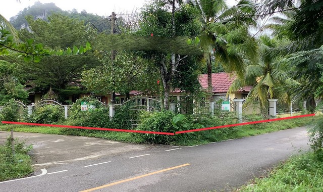 รายละเอียดเพิ่มเติมCode ID :  PKK02-09315ราคาขาย        2,361,000 บาท- ขนาดพื้นที่ :    270 ตร.ว (2 งาน / 70 ตร.ว)- พื้นที่ใช้สอย :  148.50 ตร.ม- จำนวนห้อง : 2 ห้องนอน 1 ห้องน้ำ- ที่จอดรถ :    1-2 คัน- บ้านเดี่ยว :   1 ชั้น- บ้านเดี่ยวหันทางทิศ : -- อายุอาคาร :    15 ปีพิกัดทรัพย์ :    https://maps.app.goo.gl/zxjtShfTuj9hEY6K7สถานที่ใกล้เคียง- ใกล้โลตัส โกเฟรช วังวิเศษ ตรัง - ใกล้โลตัส โกเฟรช บ้านโพธิ์ ตรัง- ใกล้โลตัส โกเฟรช นาโยง- ใกล้ท็อปส์ สาขา ตรัง สอบถา�