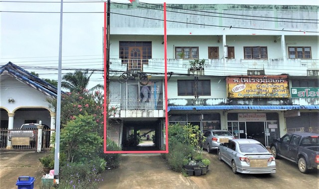 รายละเอียดเพิ่มเติมCode ID : PKK04-05402ราคาขาย       7,260,000 บาท- ขนาดพื้นที่ :  305 ตร.ว (3 งาน / 5 ตร.ว)- พื้นที่ใช้สอย :      222.75 ตร.ม- จำนวนห้อง :    2 ห้องนอน 2 ห้องน้ำ- ที่จอดรถ :   1 คัน- อาคารพาณิชย์  :      3 ชั้น- อาคารพาณิชย์หันทางทิศ : -- อายุอาคาร : 15 ปีพิกัดทรัพย์ :     https://maps.app.goo.gl/KUvJUdbMEVDor2KJ6สถานที่ใกล้เคียง- ใกล้โลตัส โกเฟรช ซูเปอร์มาร์เก็ต ท่าแซะ - ใกล้ซีเจ เอ็กซ์เพรส สาขาท่าแซะ - ใกล้โรงพยาบาล ท่าแซะ- ใกล้โรงเรียน�