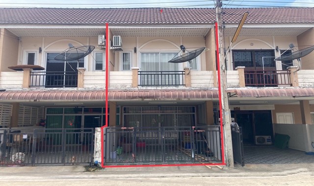 รายละเอียดเพิ่มเติมCode ID :   PKK03-05498ราคาขาย      1,456,000 บาท- ขนาดพื้นที่ :  17 ตร.ว - พื้นที่ใช้สอย :   116 ตร.ม- จำนวนห้อง :  2 ห้องนอน 2 ห้องน้ำ - ที่จอดรถ :   1 คัน- ทาวน์เฮ้าส์  :    2 ชั้น- ทาวน์เฮ้าส์หันทางทิศ : -- อายุอาคาร :    10 ปีพิกัดทรัพย์  :    https://maps.app.goo.gl/yGtxAgxkPjWm1oFZ9สถานที่ใกล้เคียง- ใกล้โลตัส โกเฟรช เขาเงิน- ใกล้โลตัส หลังสวน- ใกล้โรงพยาบาลหลังสวน- ใกล้โรงเรียนชุมชนวัดขันเงินสอบถามเพิ่มเติม/นัดชมโทร. 097-4