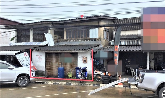 รายละเอียดเพิ่มเติมCode ID :   PKK02-10655ราคาขาย      1,843,000 บาท- ขนาดพื้นที่ :  147 ตร.ว (1 งาน / 47 ตร.ว) - พื้นที่ใช้สอย :   149 ตร.ม- จำนวนห้อง :  2 ห้องนอน 2 ห้องน้ำ - ที่จอดรถ :   1 คัน- บ้านเดี่ยว  :    2 ชั้น- บ้านเดี่ยวหันทางทิศ : -- อายุอาคาร :    43 ปีพิกัดทรัพย์  :    https://maps.app.goo.gl/miPswDv7vZSpeBmH7สถานที่ใกล้เคียง- ใกล้โลตัส โกเฟรช ซูเปอร์มาร์เก็ต ท่าแซะ- ใกล้ซีเจ เอ็กซ์เพรส สาขาท่าแซะ- ใกล้โรงพยาบาล ท่าแซะ- ใกล้โรงเรียนอนุบาล�