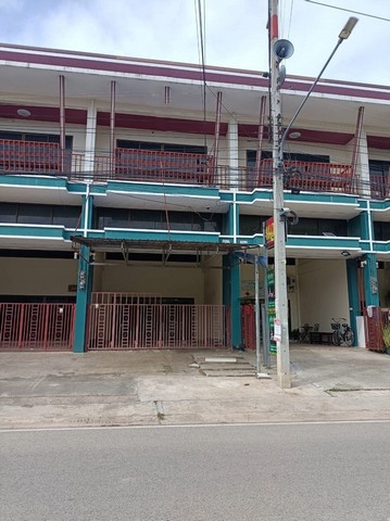   รายละเอียดเพิ่มเติม Code ID : PSC00585  ราคาขาย 2,970,000  บาท- ขนาดพื้นที่ : 37.29 ตร.ว.- พื้นที่ใช้สอย :  262.00 ตร.ม. - จำนวนห้อง :  3 ห้องนอน 2 ห้องน้ำ   - ที่จอดรถ :   1    คันพิกัดทรัพย์ :  https://maps.app.goo.gl/7F1dGvPbjwzgycCe7    สถานที่ใกล้เคียง- ใกล้  บิ๊กซี ซูเปอร์เซ็นเตอร์ กาญจนบุรี- ใกล้  เมเจอร์ ซีนีเพล็กซ์ ทีเอ็มเค พาร์ค กาญจนบุรี- ใกล้  ทีเอ็มเค พาร์ค กาญจนบุรี- ใกล้  วัดราษฎร์ประชุมชนาราม (วัดท่ามะขาม)สอบถามเพิ่มเติม/น�