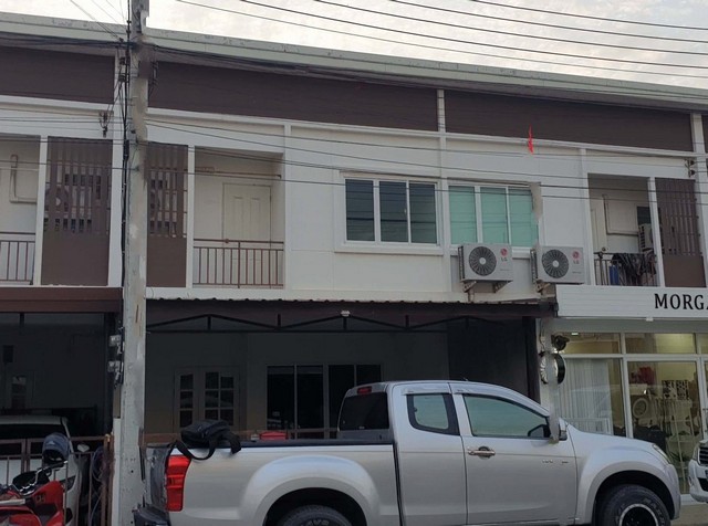   รายละเอียดเพิ่มเติม Code ID : PSC00586  ราคาขาย  1,980,000 บาท- ขนาดพื้นที่ :  20.20 ตร.ว.- พื้นที่ใช้สอย :  106.00 ตร.ม.  - จำนวนห้อง :  2 ห้องนอน 2 ห้องน้ำ - ที่จอดรถ :  1     คันพิกัดทรัพย์ :  https://maps.app.goo.gl/qRyLhjV3moZiF5Ew7    สถานที่ใกล้เคียง- ใกล้ โลตัส โรจนะ- ใกล้  แม็คโคร พระนครศรีอยุธยา- ใกล้  Dohome ดูโฮม สาขาอยุธยา- ใกล้   โรงพยาบาลเอเชียอินเตอร์เนชั่นแนลสอบถามเพิ่มเติม/นัดชมโทร. 097-419-5982(พลอย)โทร. 096-932-4624(ออมสิน)Line : @panaya (มี@ด้านหน้า)�