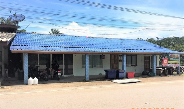 รายละเอียดเพิ่มเติมCode ID :   PKK04-05470ราคาขาย       3,103,000 บาท- ขนาดพื้นที่ :  507.60 ตร.ว (1 ไร่ / 1 งาน / 7.60 ตร.ว)- พื้นที่ใช้สอย :   285.03 ตร.ม- จำนวนห้อง :  2 ห้องนอน 2 ห้องน้ำ - ที่จอดรถ :   1 คัน- อาคารพาณิชย์ :    1 ชั้น- อาคารพาณิชย์หันทางทิศ : -- อายุอาคาร :    17 ปีพิกัดทรัพย์  :    https://maps.app.goo.gl/junJEaPDN56FM9cV9สถานที่ใกล้เคียง- ใกล้มินิบิ๊กซี คลองท่อม- ใกล้โลตัส โกเฟรช ซูเปอร์มาร์เก็ต คลองท่อม- ใกล้โรงพยาบาลตลองท่อม- ใกล้โรงเรี