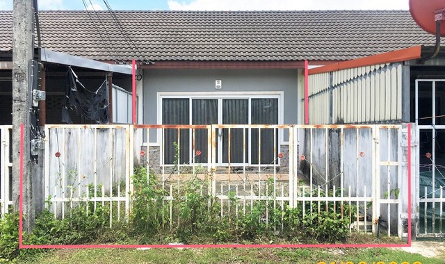 รายละเอียดเพิ่มเติมCode ID :   PKK04-05146ราคาขาย       1,060,000 บาท- ขนาดพื้นที่ :   30 ตร.ว- พื้นที่ใช้สอย :    80 ตร.ม- จำนวนห้อง :  2 ห้องนอน 1 ห้องน้ำ - ที่จอดรถ :   1 คัน- อาคารพาณิชย์ :    1 ชั้น- อาคารพาณิชย์หันทางทิศ : -- อายุอาคาร :    10 ปีพิกัดทรัพย์  :    https://maps.app.goo.gl/dmcNCHMsbgYbxXa39สถานที่ใกล้เคียง- ใกล้โลตัส โกเฟรช ซูเปอร์มาร์เก็ต คลองท่อม - ใกล้โรงพยาบาลตลองท่อม- ใกล้ตลาดสดเทศบาลตำบลคลองท่อม- ใกล้โรงเรียนอนุบาลคลอ�