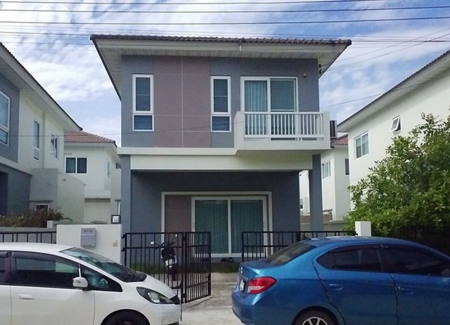   รายละเอียดเพิ่มเติม Code ID : PSC00578  ราคาขาย  2,880,000  บาท- ขนาดพื้นที่ :  37.79 ตร.ว. - พื้นที่ใช้สอย :  122.00 ตร.ม.  - จำนวนห้อง :    3 ห้องนอน 2 ห้องน้ำ  - ที่จอดรถ : 1  คัน พิกัดทรัพย์ :  https://maps.app.goo.gl/CrPNbRcFJWsfwxC46    สถานที่ใกล้เคียง- ใกล้ ตลาดน้ำบางคูลัด- ใกล้  โรงพยาบาลบางใหญ่- ใกล้  วัดคงคา- ใกล้  โลตัส บางใหญ่สอบถามเพิ่มเติม/นัดชมโทร. 097-419-5982(พลอย)โทร. 096-932-4624(ออมสิน)Line : @panaya (มี@ด้านหน้า)ปรึกษาสินเชื่อฟรี One Stop Service ดูแลตั้งแ