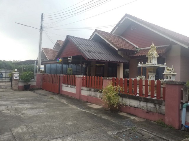   รายละเอียดเพิ่มเติม Code ID : PSC00568  ราคาขาย 2,160,000  บาท- ขนาดพื้นที่ :  50.40 ตร.ว. - พื้นที่ใช้สอย : 138.00 ตร.ม. - จำนวนห้อง : 3 ห้องนอน 2 ห้องน้ำ  - ที่จอดรถ :   1    คันพิกัดทรัพย์ : https://maps.app.goo.gl/kF8zFSCbhbGrXVRY9    สถานที่ใกล้เคียง- ใกล้ วัดศรีธรรมาราม บ้านทุ่งกราด- ใกล้ โรงพยาบาลวิภาราม แหลมฉบัง- ใกล้ ตลาดสี่มุมเมือง- ใกล้  แม็คโคร ฟู้ดเซอร์วิส แหลมฉบังสอบถามเพิ่มเติม/นัดชมโทร. 097-419-5982(พลอย)โทร. 096-932-4624(ออมสิน)Line : @panaya (ม�