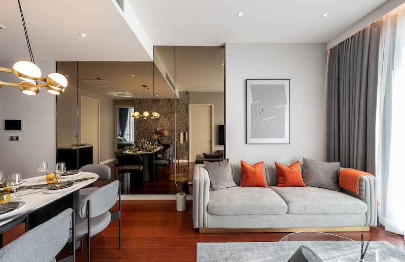 BH2533 ให้เช่า KHUN by YOO  2ห้องนอน ว่าง 2 ธันวาคม 2566contact : คุณบัว Bua Agent 0936464597, 0826914598Line : Bua093Type 2B ค่าเช่ารายเดือน 120,000 บาท (สัญญาขั้นต่ำ 1 ปี) (กระเป๋าเดินทาง) 82 ตร.ม. 2 ห้องนอน (1 เตียงคิงไซส์ และ 1 เตียงควีนไซส์) 2 ห้องน้ำ หันหน้าไปทางถนนทองหล่อ บนชั้น 15 ตำแหน่งที่ดีที่สุดในอาคารBH2533 คอนโด KHUN by YOO inspired by Starck (คุณ บาย ยู อินสไปร์ บาย สตาร์ค) พื้นที่ใช้สอย 80.38 ตรม. 2ห้องนอน 2ห้องน้ำ ชั้น15 ใกล้ BTS ทองหล่อ ตรงปากซอย (ประ