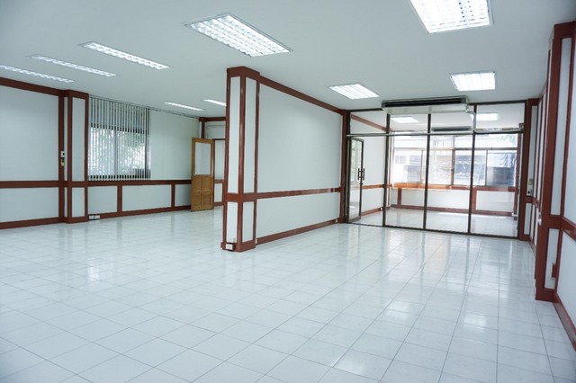 ให้เช่าพื้นที่สำนักงาน ออฟฟิศย่านธุรกิจสำคัญ สีลม สุรวงศ์ เดินทางสะดวกด้วย BTS (ศาลาแดง-ช่องนนทรี), MRT (สามย่าน), BRT (สาทร)