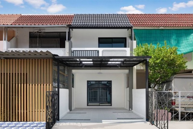 หมู่บ้านพระปิ่น 3 บางใหญ่-กาญจนาภิเษก บ้านเลขที่ : 67/301 ซอย 7 บ้านหันหน้า : ทิศตะวันออก ราคา : 1,990,000 บาท  ทาวน์เฮ้าส์ 2 ชั้น เนื้อที่ 17 ตร.ว. ฟังก์ชัน 2 นอน 2 น้ำ 1 ที่จอด ต่อเติมโรงรถพร้อมปูกระเบื้อง ต่อเติมครัว พร้อมเคาเตอร์ขนาดใหญ่ บ้านโล่งพื้นที่ใช้สอยเยอะ   เดินทางสะดวกสบาย ติดถนนใหญ่ มีรถสาธารณะให้บริการหลากหลาย ทั้งรถตู้ รถประจำทางสาย 516, 127 และรถสองแถว ผ่านหน้าโครงกา