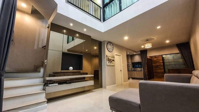 [A794]ให้เช่า 25k ทาวน์โฮม เพดาดสูง Eco space 2 อีโค สเปซ เกษตร-นวมินทร์ 2 บึงกุ่ม หน้าบ้านโล่งโปร่ง เป็นส่วนตัวทาวน์โฮม 3 ชั้น 3 ห้องนอน 3 ห้องน้ำ 1 ห้องนั่งเล่น 1 ห้องครัว ต่อเติมห้องเอนกประสงค์ 1 ห้อง (เต็มพื้นที่หลังบ้าน) เฟอร์นิเจอร์บิ๊วท์อินทั้งหลัง จอดรถได้ 3 คัน : ในบ้าน 2 คัน หน้าบ้าน 1 คัน พร้อมเครื่องใช้ไฟฟ้า แอร์ 5 เครื่อง 25,000.-/เดือน ประกัน 2 เดือน ล่วงหน้า 1 เดือน สัญญาขั้นต่ำ