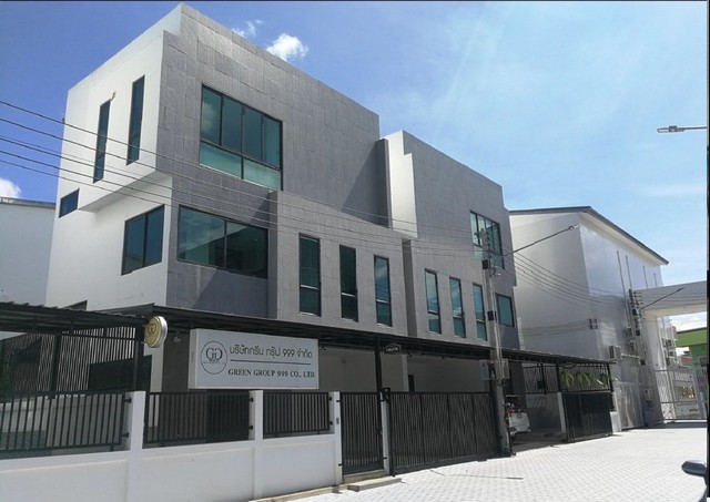   รายละเอียดเพิ่มเติม Code ID :  PSC00645  ราคาขาย 8,100,000  บาท - ขนาดพื้นที่ :  35.40 ตร.ว.- พื้นที่ใช้สอย :  238.00 ตร.ม.- จำนวนห้อง :    3 ห้องนอน 4 ห้องน้ำ - ที่จอดรถ :   1   คัน พิกัดทรัพย์ :  https://maps.app.goo.gl/swVVsin8LwQyyi8f8    สถานที่ใกล้เคียง- ใกล้  โรบินสัน ไลฟ์สไตล์ ชลบุรี- ใกล้  แม็คโคร สาขาอมตะนคร- ใกล้  แม็คโคร ฟู้ดเซอร์วิส อมตะนคร- ใกล้  วัดอู่ตะเภาสอบถามเพิ่มเติม/นัดชมโทร. 097-419-5982(พลอย)โทร. 096-932-4624(ออมสิน)Line : @panaya (มี@ด้านหน้า)ปร�