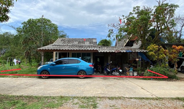 รายละเอียดเพิ่มเติมCode ID : PKK02-15442ราคาขาย        1,339,000 บาท- ขนาดพื้นที่ :  138 ตร.ว (1 งาน / 38 ตร.ว)- พื้นที่ใช้สอย :   24 ตร.ม- จำนวนห้อง :   - ห้องนอน 1 ห้องน้ำ - ที่จอดรถ :       1-2 คัน- บ้านเดี่ยว :    1 ชั้น- บ้านเดี่ยวหันทางทิศ : -- อายุอาคาร :  27 ปีพิกัดทรัพย์ :    https://maps.app.goo.gl/HbGZtWBYoCLiZUcv8สถานที่ใกล้เคียง- ใกล้โลตัส โกเฟรช ซูเปอร์มาร์เก็ต กันตัง- ใกล้โรงเรียนวัดสีหราษฎร์ศรัทธา- ใกล้โรงเรียนเทศบาลบ้านคลองภาษี- ใกล้โร