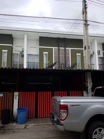   รายละเอียดเพิ่มเติม Code ID :  PSC00649  ราคาขาย 1,395,000  บาท- ขนาดพื้นที่ :   20.70 ตร.ว.- พื้นที่ใช้สอย :  114.95 ตร.ม.- จำนวนห้อง :  2 ห้องนอน 2 ห้องน้ำ  - ที่จอดรถ :   1  คัน พิกัดทรัพย์ :  https://maps.app.goo.gl/Uc58yf2PXUDtvak58    สถานที่ใกล้เคียง- ใกล้  แม็คโคร ฟู้ดเซอร์วิส อมตะนคร- ใกล้  โรบินสัน ไลฟ์สไตล์ ชลบุรี- ใกล้   ดูโฮม สาขา ชลบุรี (อมตะนคร)- ใกล้   ตลาดฟ้าไทย ชลบุรีสอบถามเพิ่มเติม/นัดชมโทร. 097-419-5982(พลอย)โทร. 096-932-4624(ออมสิน)Line : @panaya (มี@