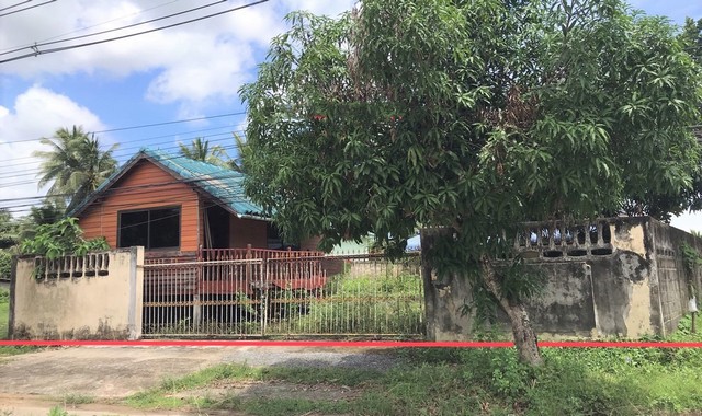 รายละเอียดเพิ่มเติมCode ID : PKK02-08894ราคาขาย         1,769,000 บาท- ขนาดพื้นที่ :  123.10 ตร.ว (1 งาน / 23.10 ตร.ว)- พื้นที่ใช้สอย :   224.88  ตร.ม- จำนวนห้อง :   3 ห้องนอน 2 ห้องน้ำ- ที่จอดรถ :  1-2 คัน- บ้านเดี่ยว :     1 ชั้น- บ้านเดี่ยวหันทางทิศ : -- อายุอาคาร :  19 ปีพิกัดทรัพย์ :    https://maps.app.goo.gl/pFaRvokAhwwc7dTR7สถานที่ใกล้เคียง- ใกล้โลตัส โกเฟรช ซูเปอร์มาร์เก็ต กันตัง- ใกล้โรงพยาบาลกันตัง- ใกล้ตลาดแว่นฟ้า- ใกล้โรงเรียนบ้านป่าเตียวสอบถา�