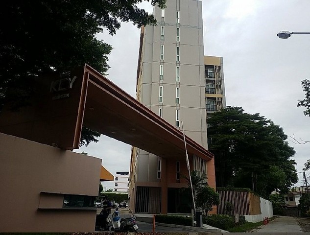   รายละเอียดเพิ่มเติม Code ID :  PSC00622  ราคาขาย 1,827,000  บาท - พื้นที่ใช้สอย :  50.00 ตร.ม.- จำนวนห้อง :  1 ห้องนอน 1 ห้องน้ำ - คอนโดอยู่ชั้น 3 พิกัดทรัพย์ :  https://maps.app.goo.gl/dktxf5g6NtYqjr9c7    สถานที่ใกล้เคียง- ใกล้  โรงพยาบาลสินแพทย์ ศรีนครินทร์- ใกล้   สถานีรถไฟ สวนหลวง ร. 9- ใกล้   พาราไดซ์พาร์ค- ใกล้   ซีคอนสแควร์​ ศรีนครินทร์สอบถามเพิ่มเติม/นัดชมโทร. 097-419-5982(พลอย)โทร. 096-932-4624(ออมสิน)Line : @panaya (มี@ด้านหน้า)ปรึกษาสินเชื่อฟรี O