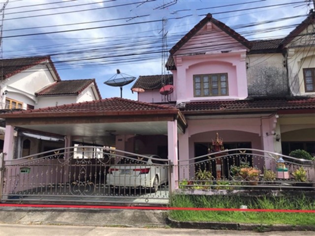 รายละเอียดเพิ่มเติมCode ID : PKK02-15641ราคาขาย           3,600,000 บาท- ขนาดพื้นที่ :  49.20 ตร.ว- พื้นที่ใช้สอย :   299.50 ตร.ม- จำนวนห้อง :   4 ห้องนอน 2 ห้องน้ำ- ที่จอดรถ :  1-2 คัน- บ้านเดี่ยว :     2 ชั้น- บ้านเดี่ยวหันทางทิศ : -- อายุอาคาร :  28 ปีพิกัดทรัพย์ :     https://maps.app.goo.gl/HShgzsBttzbV1MFf7สถานที่ใกล้เคียง- ใกล้โฮมโปร ตรัง- ใกล้แม็คโคร ตรัง- ใกล้โลตัส ตรัง- ใกล้ตลาดสนามบินตรังสอบถามเพิ่มเติม/นัดชมโทร. 097-419-5982(พลอย)โทร. 096-932-4624(ออมสิน)Line : 