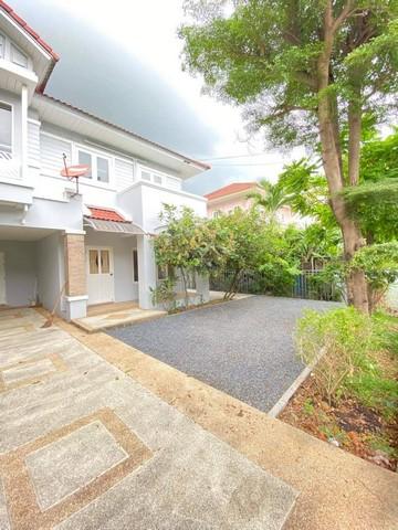 ให้เช่าบ้านเดี่ยว 2 ชั้น หมู่บ้านเพอเฟคเพลส รามคำแหง 164 การ์เด้นโซนราคาเช่า 32,000 บาท / เดือน ( สัญญาขั้นต่ำ 1 ปี ประกัน 2 เดือน ล่วงหน้า 1 เดือน ) ที่ตั้ง หมู่บ้านเพอเฟคเพลส ถนนรามคำแหง ซอยรามคำแหง164 แขวงมีนบุรี เขตมีนบุรี กรุงเทพมหานครติดต่อ : คุณภัสพงณ์ 0634098164 , 0813987741Line : deedaa23เนื้อที่ 72 ตารางวา พื้นที่ใช้สอย 200 ตารางเมตร จำนวน 2 ชั้น 3 ห้องนอน 3 ห้องน้้ำ แอร์ 5 เครื่อง จอดรถ 2 คันสถานท�