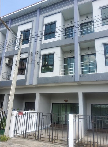   รายละเอียดเพิ่มเติม Code ID :  PSC00635  ราคาขาย  2,340,000  บาท- ขนาดพื้นที่ :  16.00 ตร.ว.  - พื้นที่ใช้สอย :  139.00 ตร.ม. - ที่จอดรถ :   1    คัน พิกัดทรัพย์ :  https://maps.app.goo.gl/G61CwziryrXN1PeS6    สถานที่ใกล้เคียง- ใกล้  วัดบึงราชาวาส- ใกล้  ตลาดวรกิจ- ใกล้  ตลาดหัวสนามบิน- ใกล้  โรงเรียนเฉลิมชัยศึกษาสอบถามเพิ่มเติม/นัดชมโทร. 097-419-5982(พลอย)โทร. 096-932-4624(ออมสิน)Line : @panaya (มี@ด้านหน้า)ปรึกษาสินเชื่อฟรี One Stop Service ดูแลตั้งแต่ต้นจนจบบริษัท ปณยา