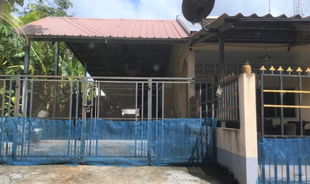 รายละเอียดเพิ่มเติมCode ID : PKK02-15491ราคาขาย           2,304,000 บาท- ขนาดพื้นที่ :  98.20 ตร.ว- พื้นที่ใช้สอย :   185 ตร.ม- จำนวนห้อง :   2 ห้องนอน 1 ห้องน้ำ- ที่จอดรถ :  1-2 คัน- บ้านเดี่ยว :     1 ชั้น- บ้านเดี่ยวหันทางทิศ : -- อายุอาคาร :  28 ปีพิกัดทรัพย์ :     https://maps.app.goo.gl/wDTVwKJiCey1gvmz9สถานที่ใกล้เคียง- ใกล้โรงเรียนเทศบาล 6 (วัดตันตยาภิรม)- ใกล้ถนนคนเดินสถานีรถไฟตรัง- ใกล้วัตสัน บิ๊กซี ซูเปอร์เซ็นเตอร์ ตรัง- ใกล้ตลาดสดหน้าห้�